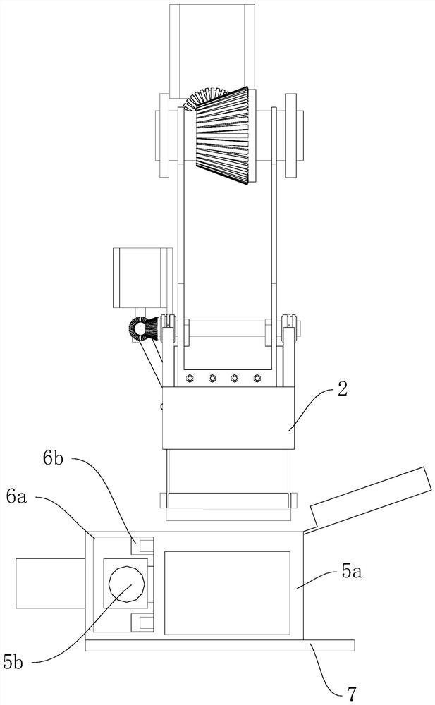 A cleaning device for wool processing