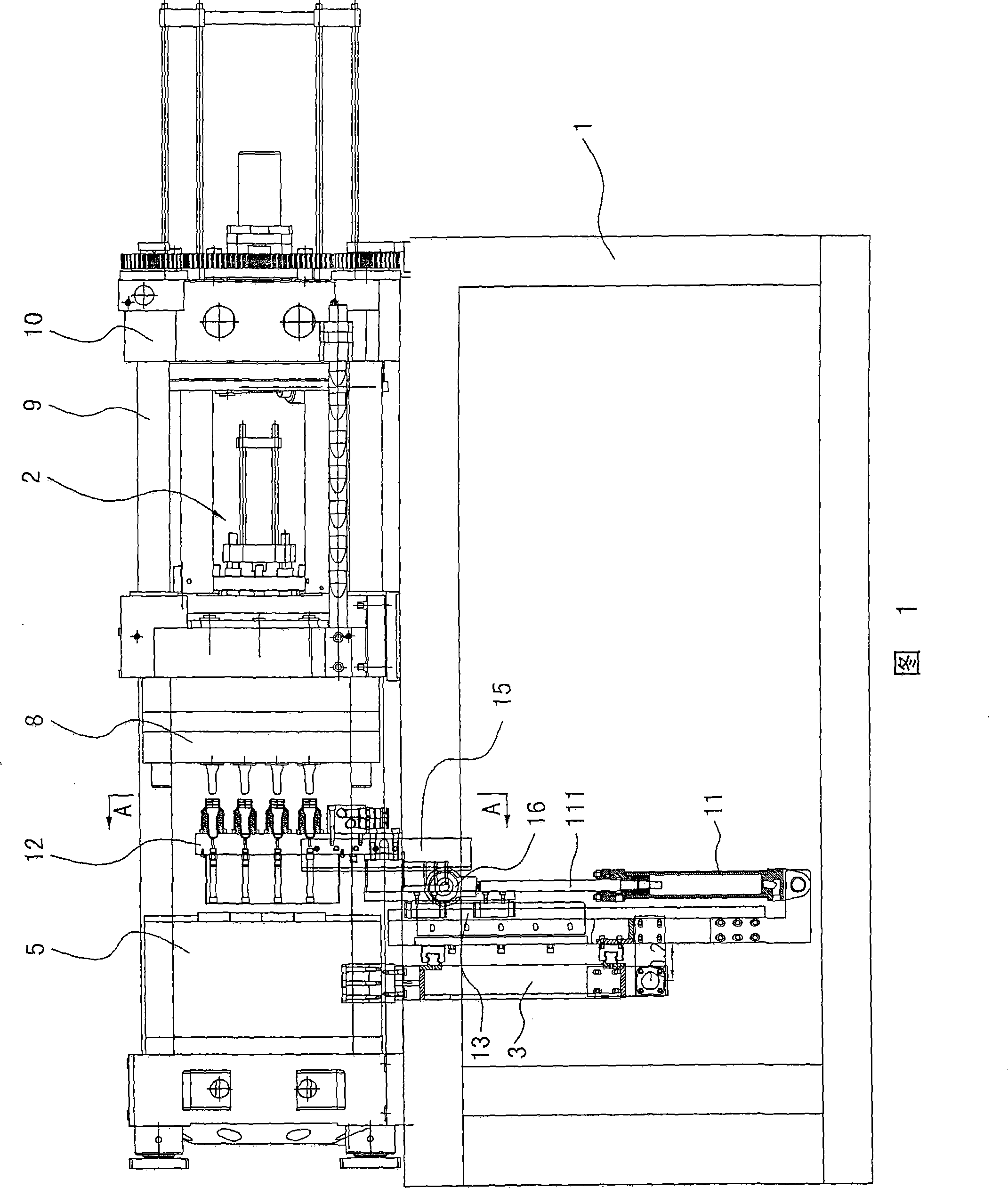 Automatic fetching device of injection molding machine