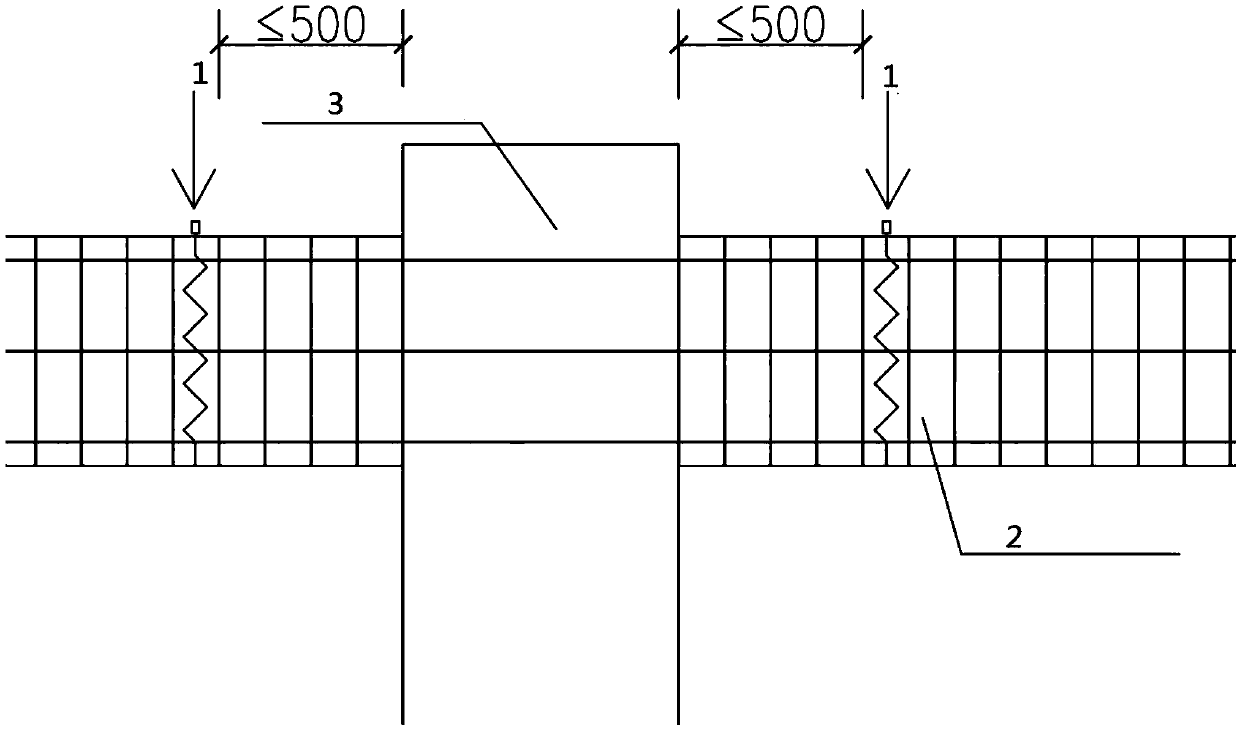 Water closing airbag capable of isolating high and low grade concrete and mounting method of water closing airbag