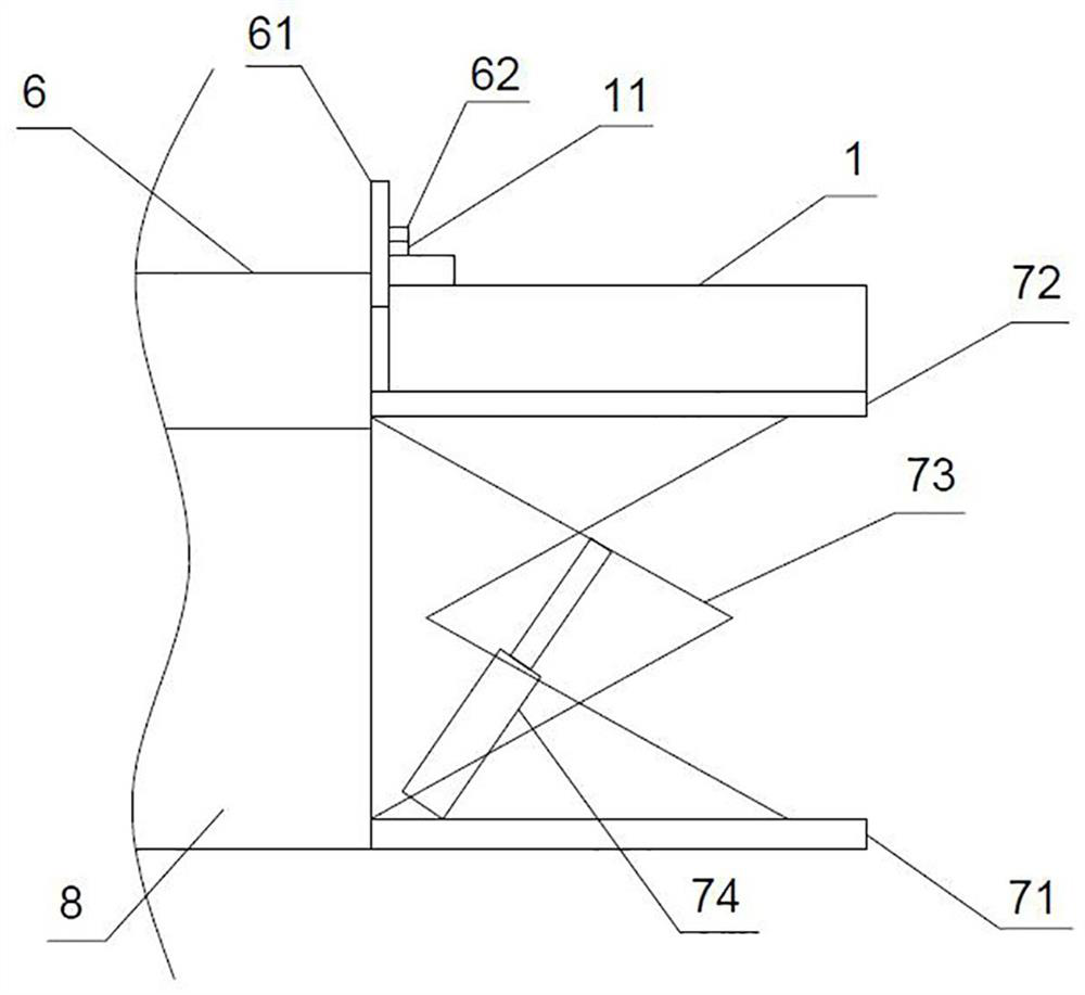 A wire extruder head cleaning device