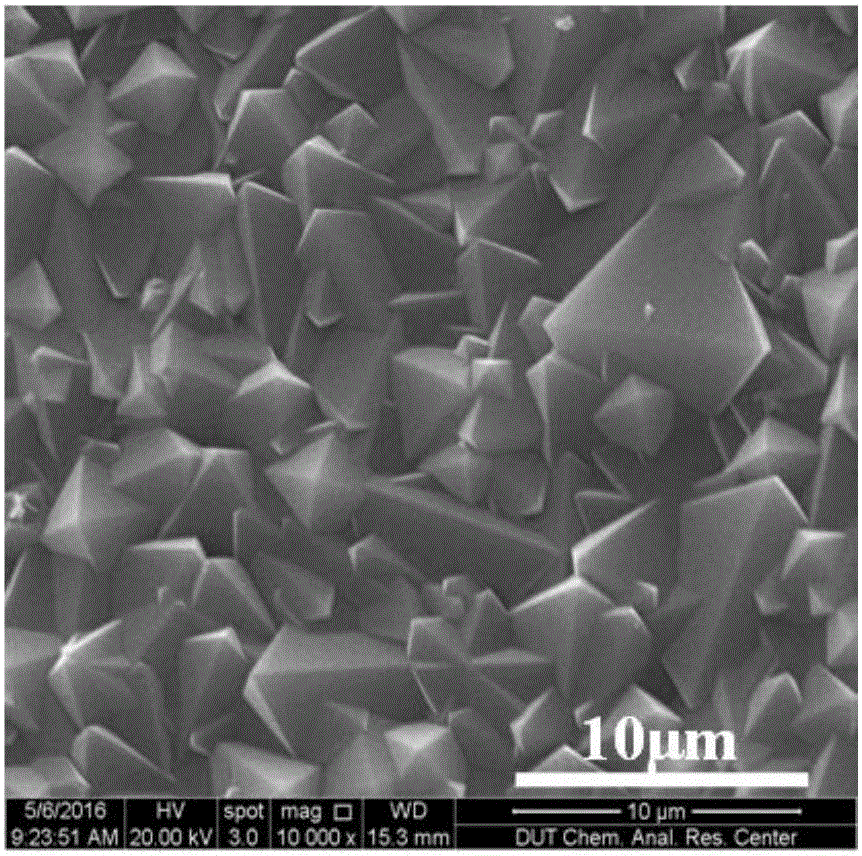 Method for preparing metal-organic framework UiO-66 series membranes and separating methanol/methyl tert-butyl ether mixture