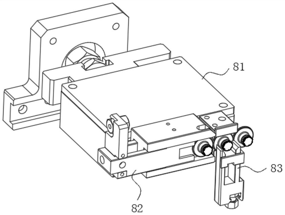 Automatic conveying and mounting device for cup cover connecting pieces