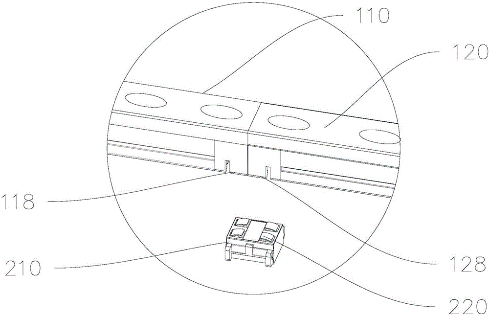 Spliced lamp bar and lamp bar splicing device