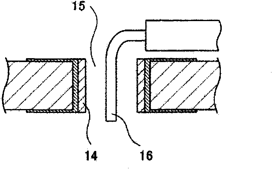 Flow soldering apparatus and flow soldering method