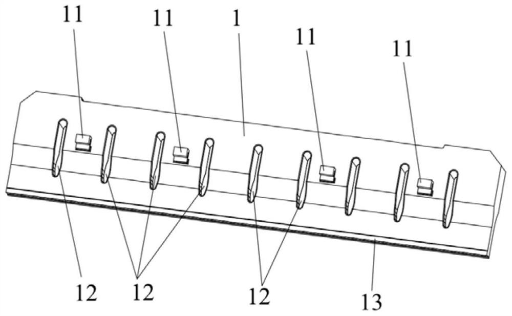 Ultrasonic cutting device and ultrasonic cutting method