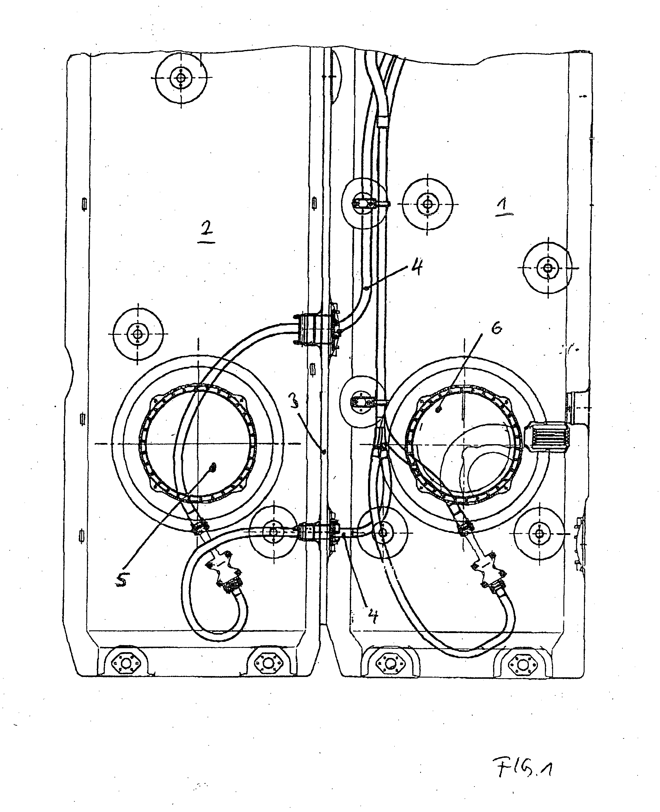 Connection arrangement to connect two flexible tanks of an aircraft