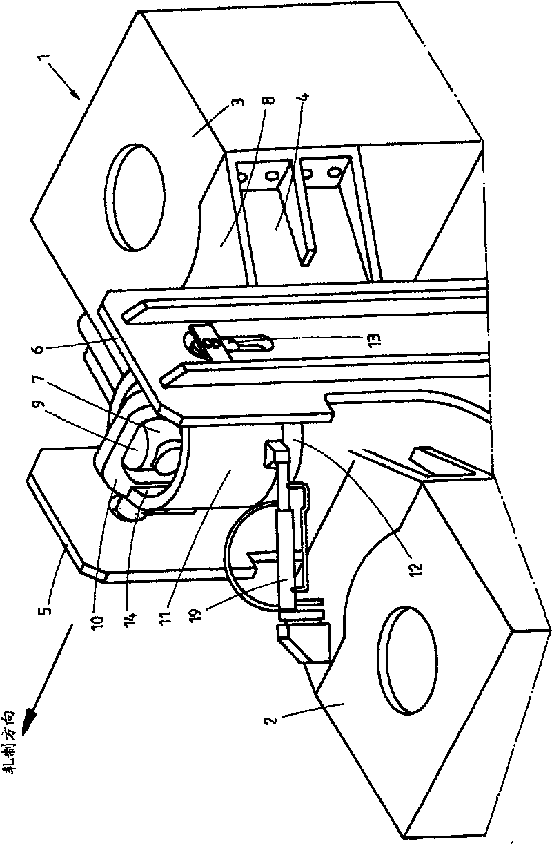 Mill stand including device for rotationally locking the supporting roll balanced architecture