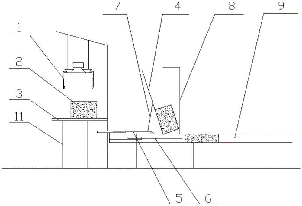 Raw material conveying device used for straw combustion