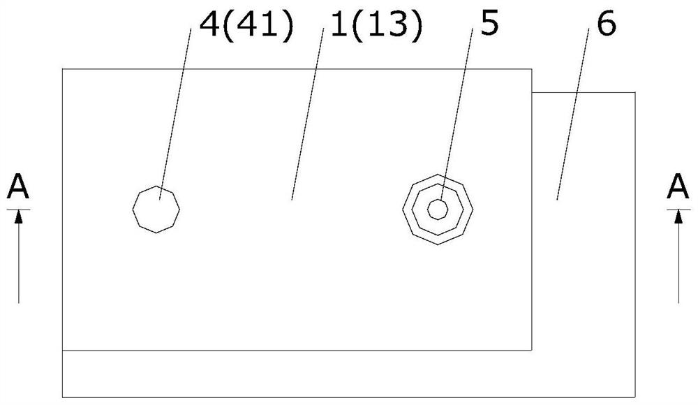 Glue scraping device for flat piece and with controllable gluing shape