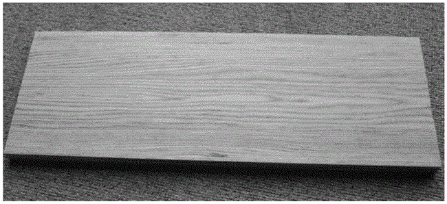 Heavy wood material formed by pressing wood veneers and preparation method thereof