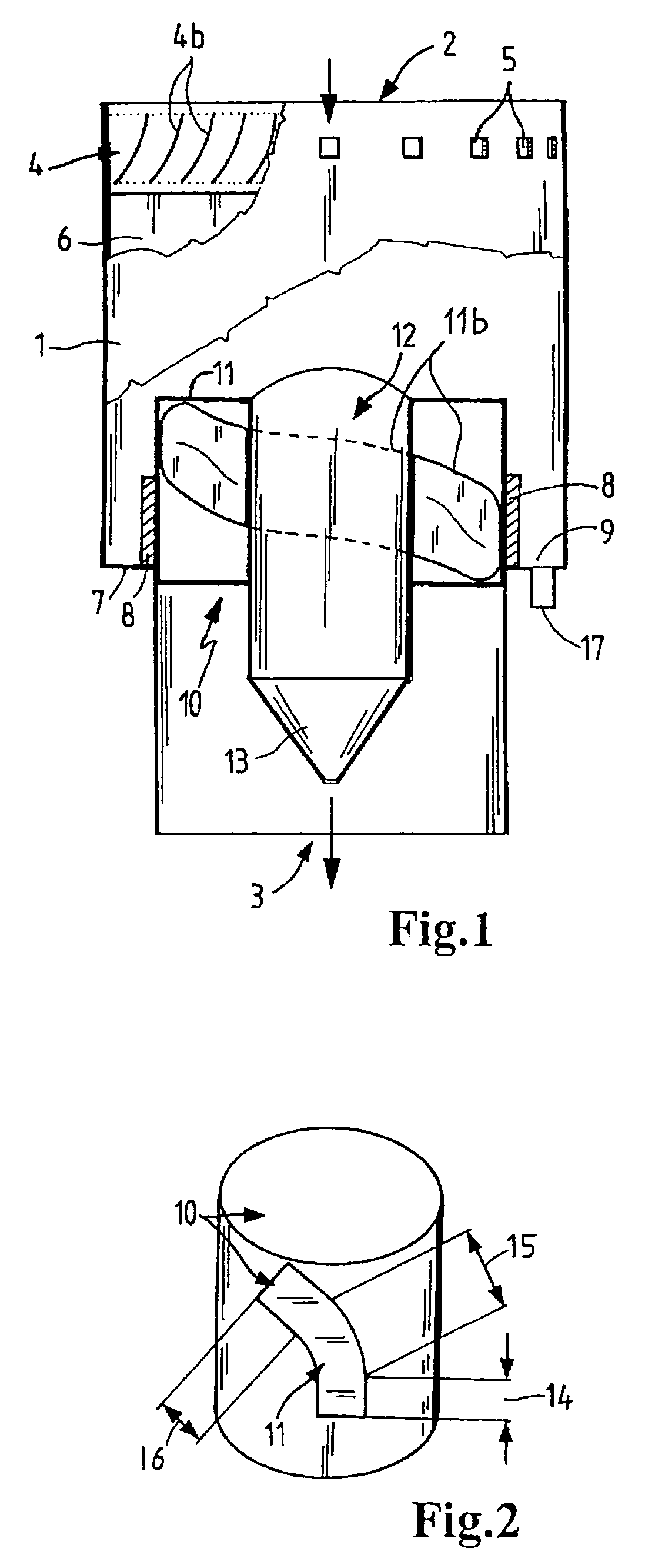 Apparatus for separating particles from a flowing medium