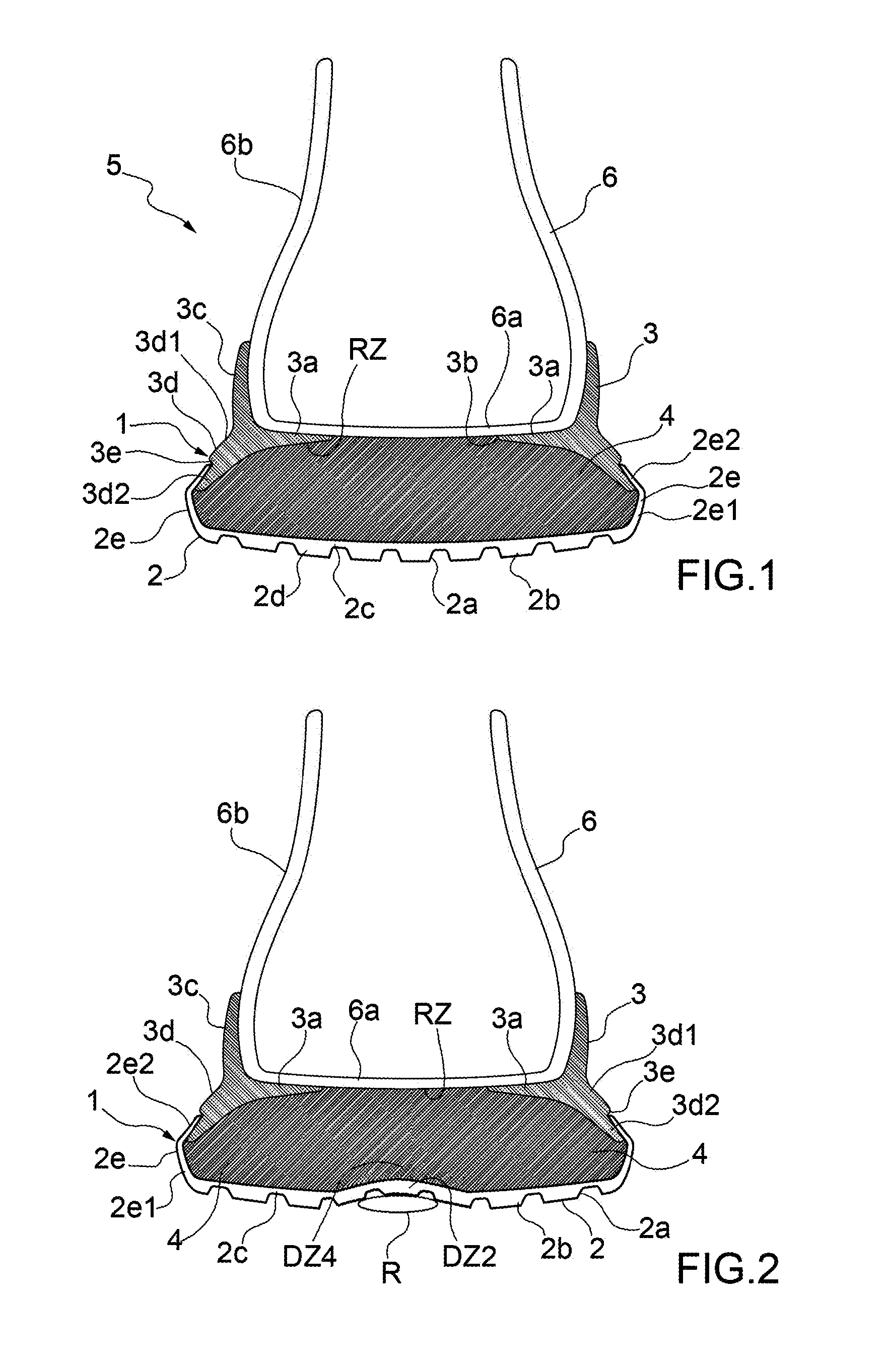 Shoe sole and a shoe comprising such sole