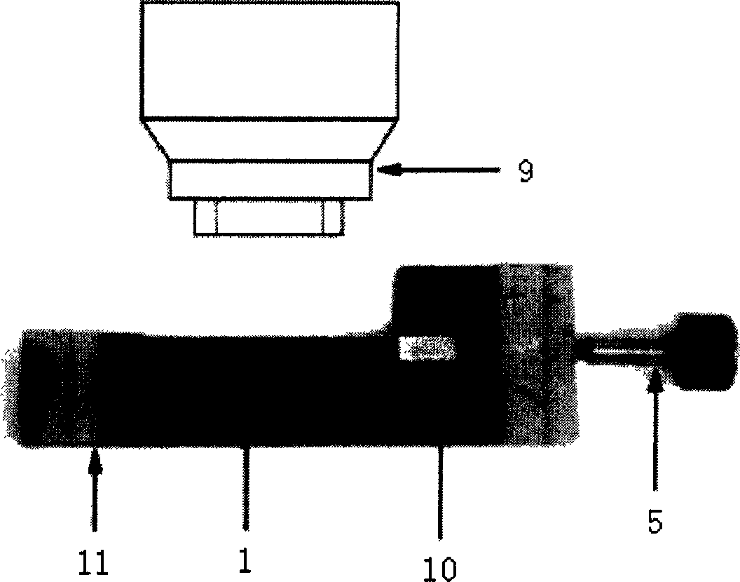 Method for prefabricating straight through crack and dedicated device therefor