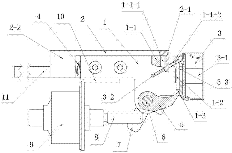 Shuttle core clamping mechanism used in automatic base line replacing device of embroidery machine