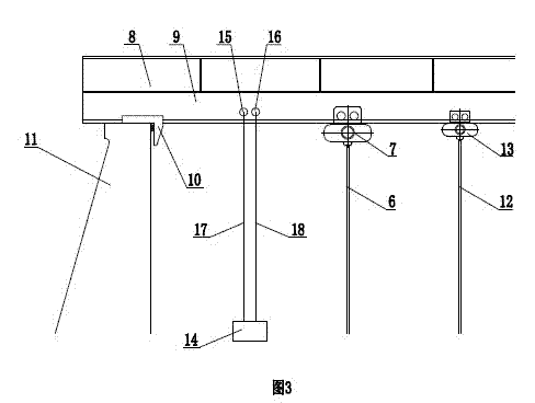 Elevation type work platform for moving cargo hold of bulk freighter