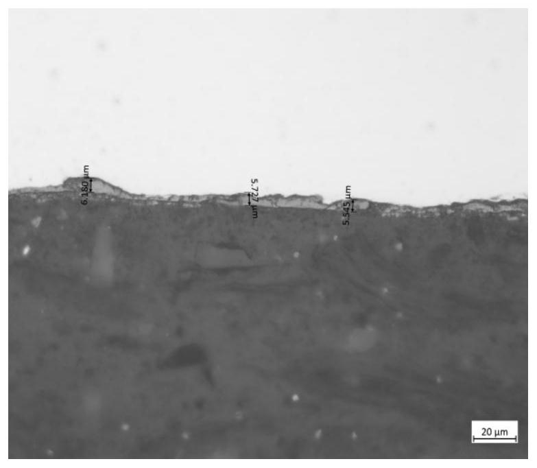 Silicon steel plate with acid pickling being easy and production method thereof