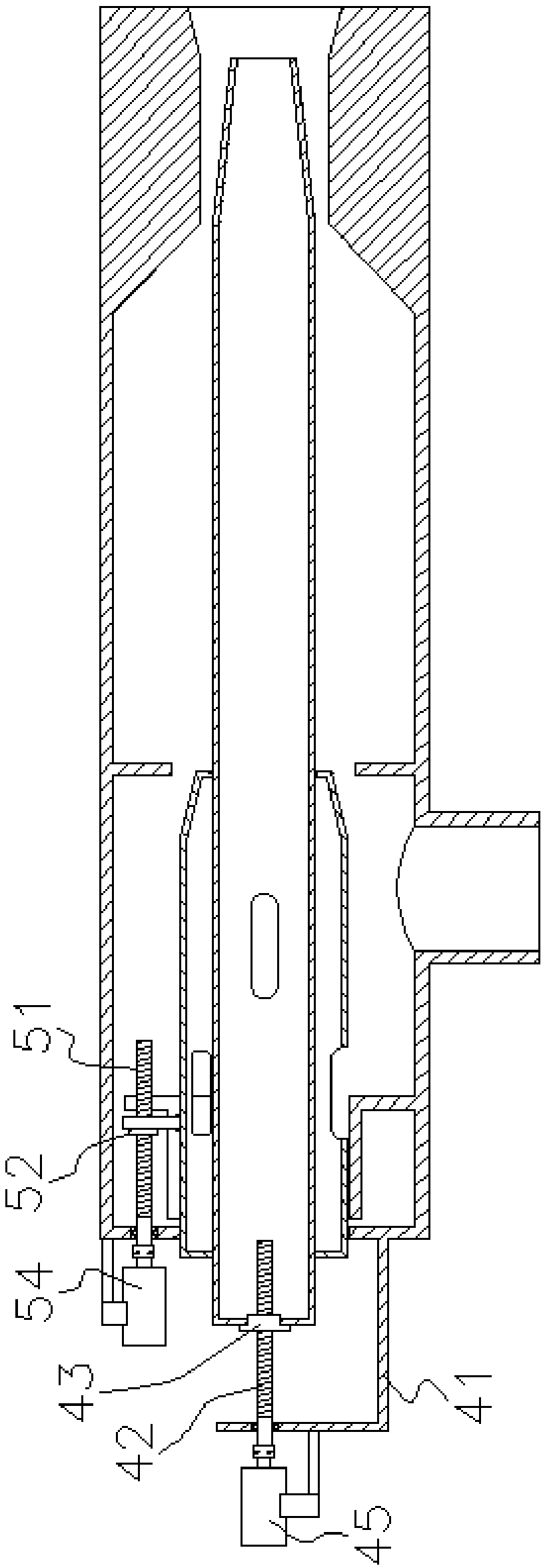 Low-NOx gas burner and flame adjusting method thereof