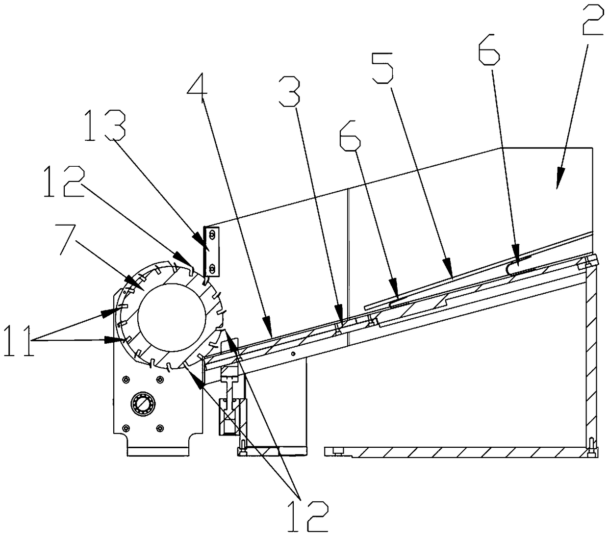 Full-automatic material distribution device for conveying long-strip-shaped rubber hose