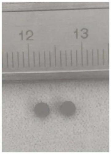 Method for preparing pressing type barium-tungsten cathode through microwave sintering