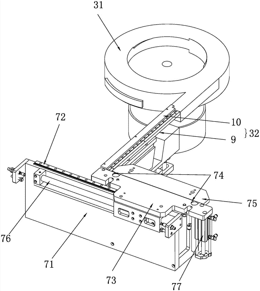 Automatic injection molding feeding device