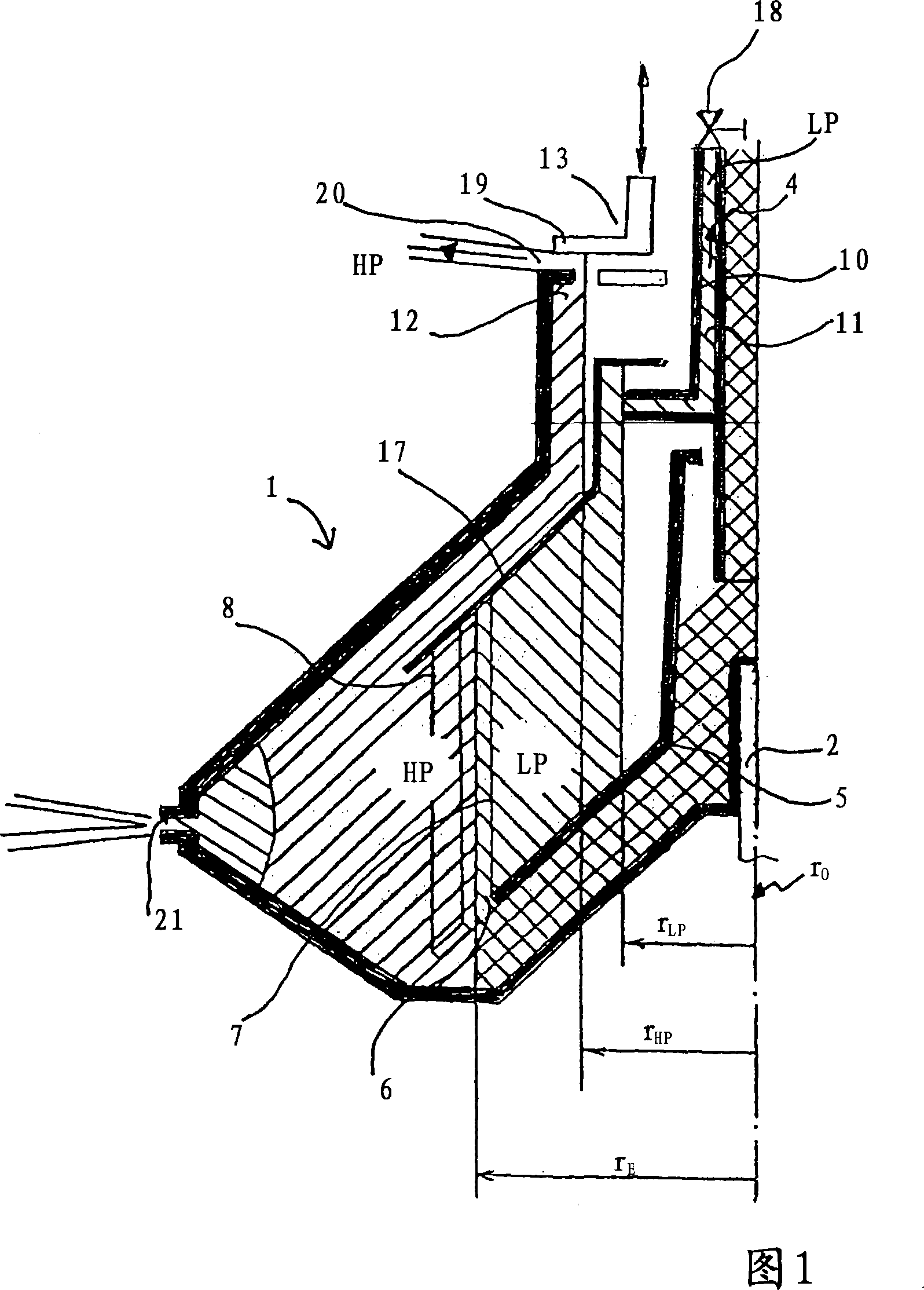 Three-phase separator comprising a skimming disc and solid discharge orifices