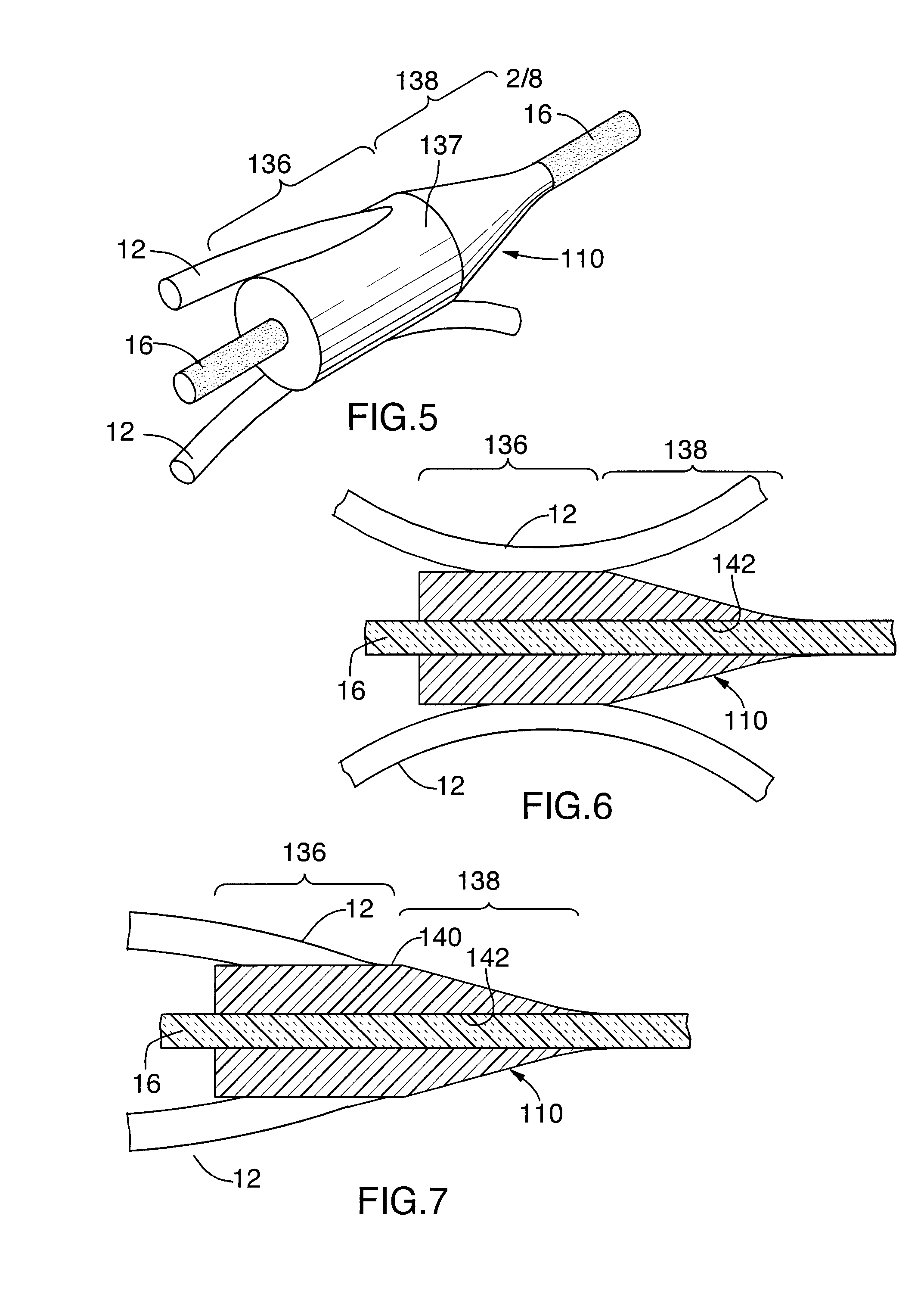 Method and device for optically coupling optical fibres