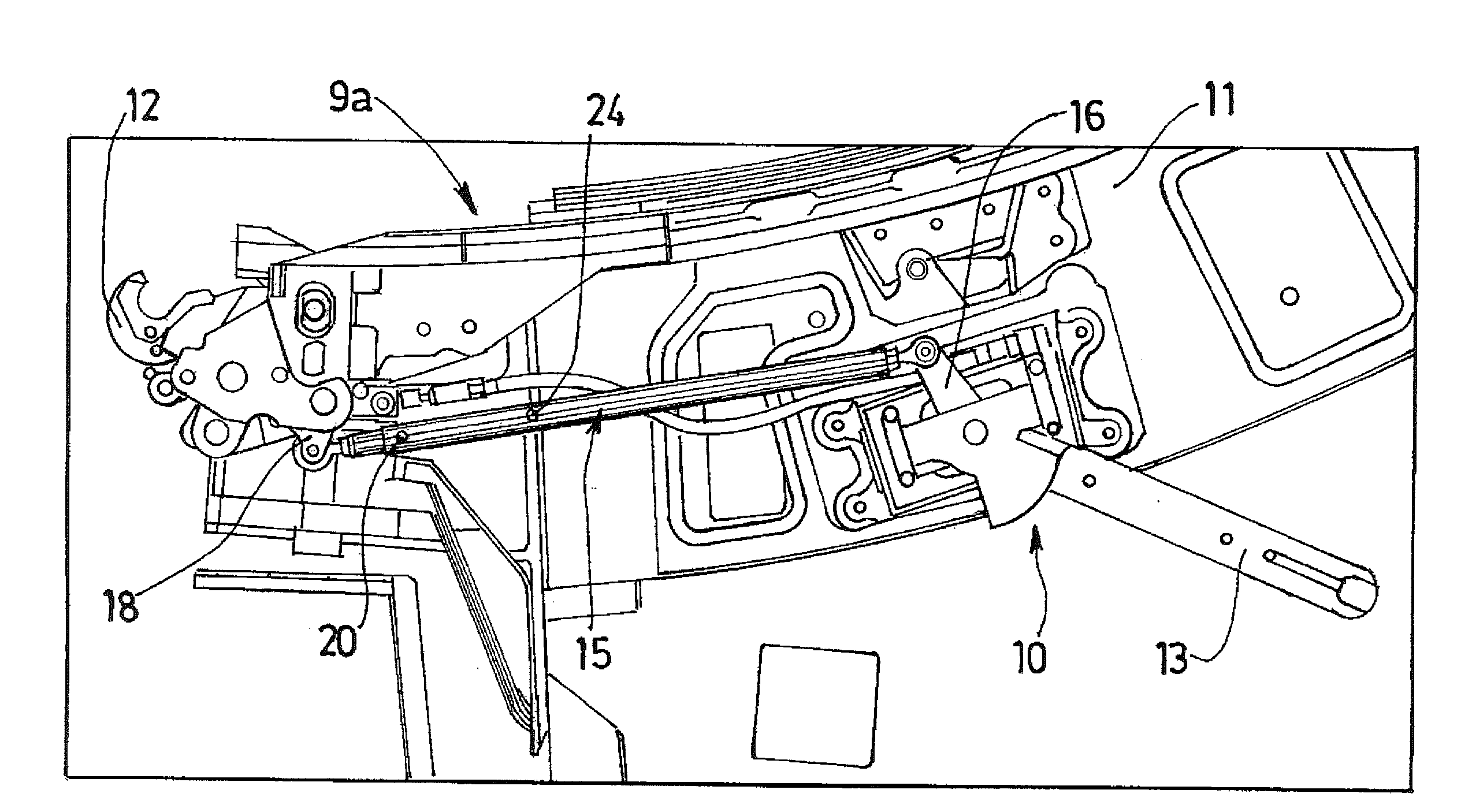 Locking device comprising a telescopic connecting rod equipped with return means