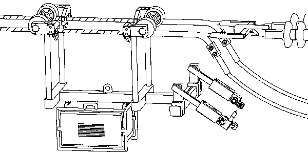 Double-split high-voltage transmission line orientated drainage plate maintenance robot and maintenance method thereof