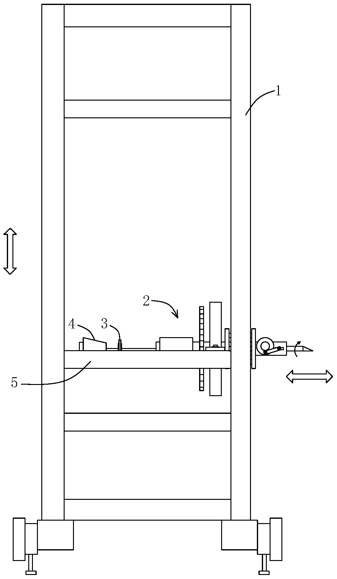 Tufted carpet machine capable of rotating along circumference