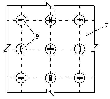 In-situ chemical conditioning and vacuum preloading reduction method and conditioning device for landfill sludge