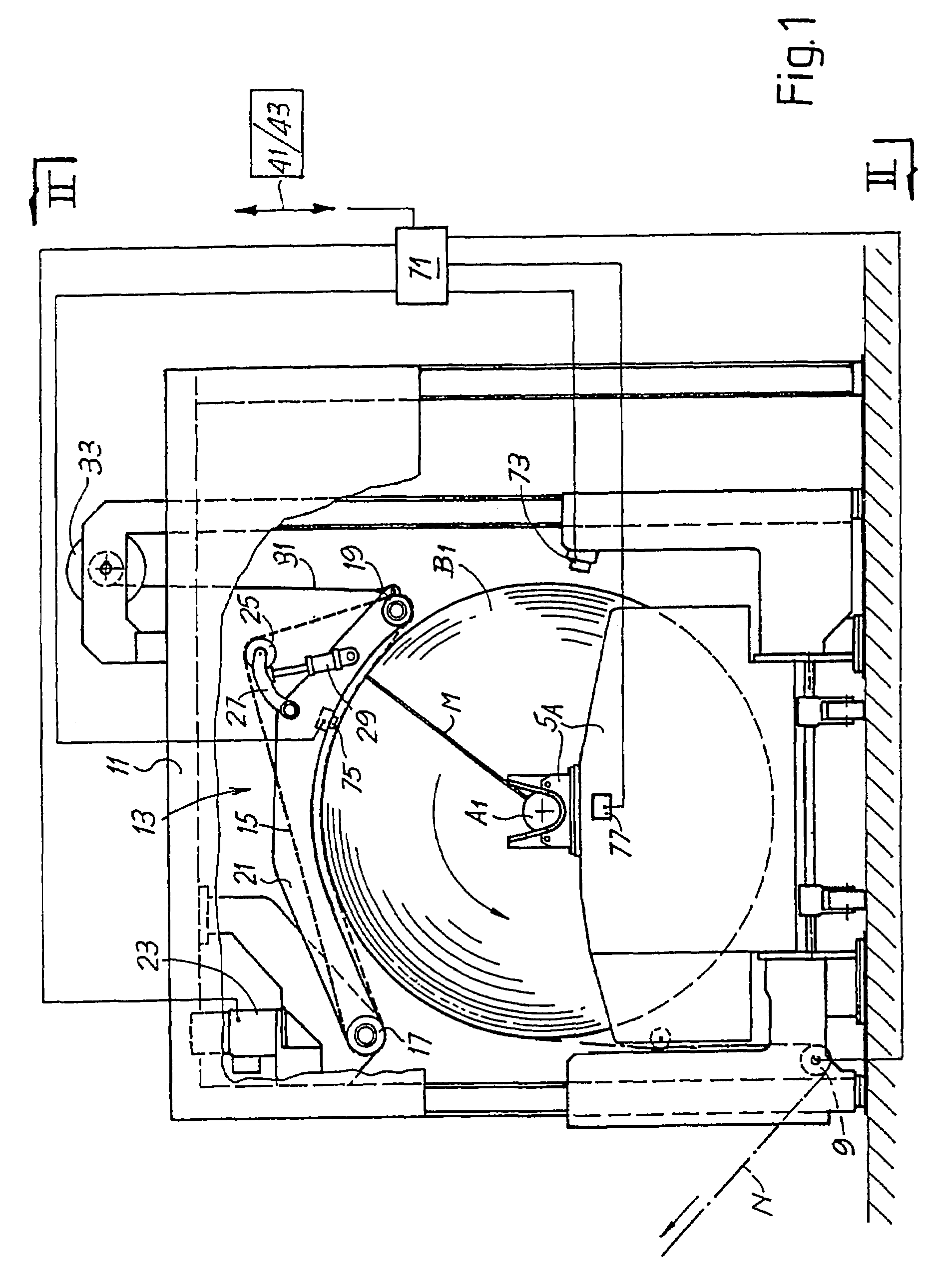 Unwinding device for reels of web material with dual drive mechanism and relative unwinding method