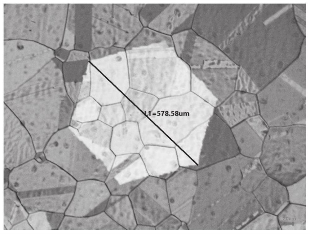 Method for preparing high-quality single crystal domain two-dimensional material by regulating and controlling cavity pressure