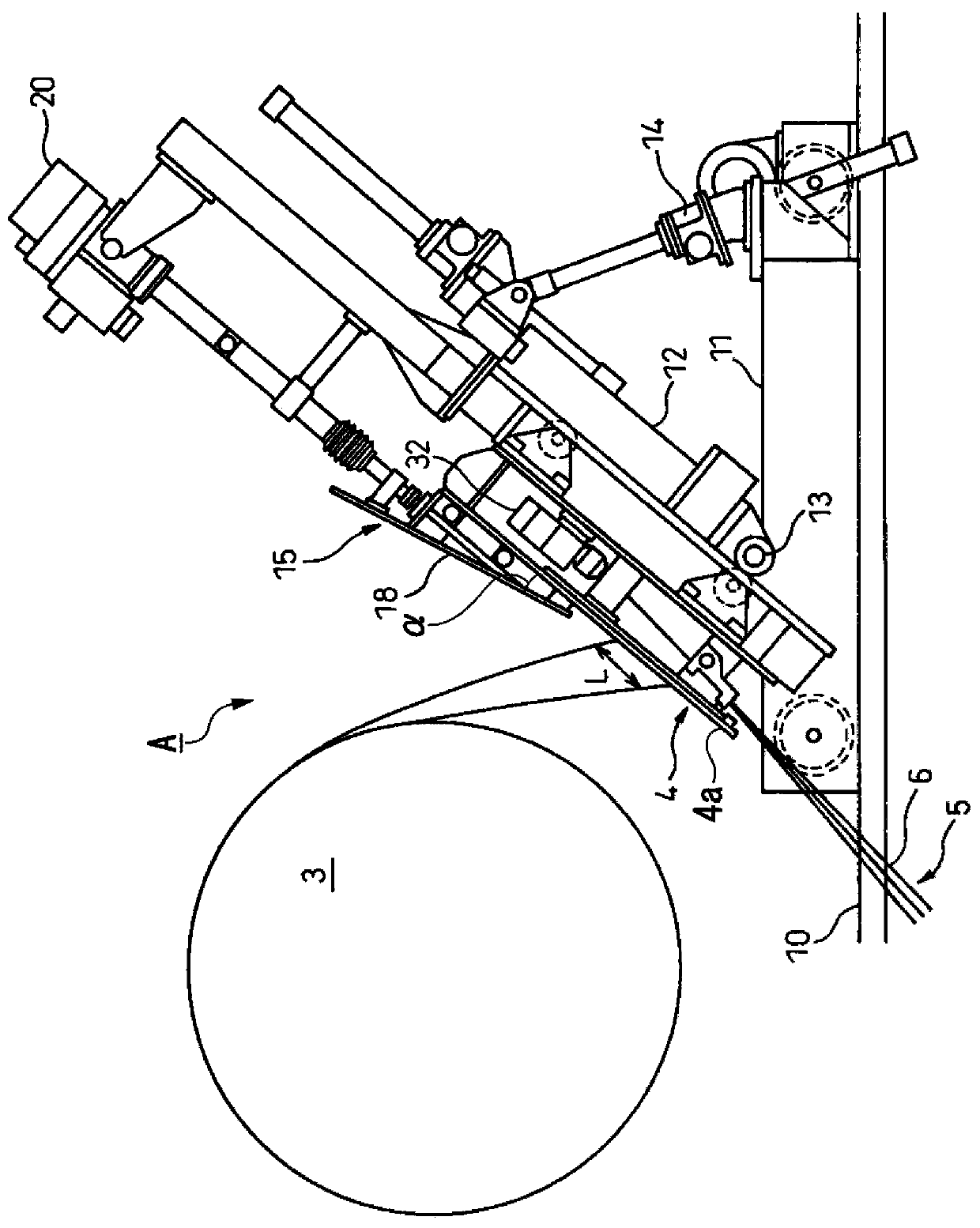 Apparatus for charging raw material in sintering machine