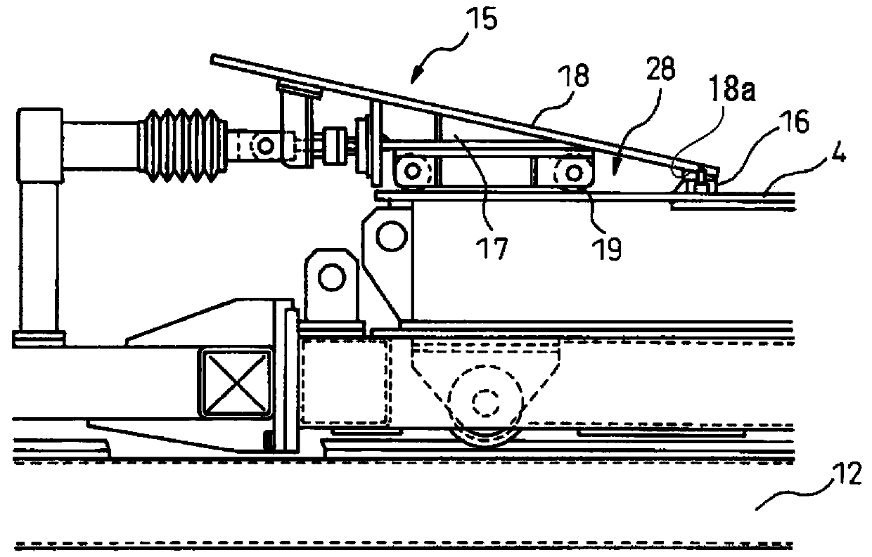 Apparatus for charging raw material in sintering machine