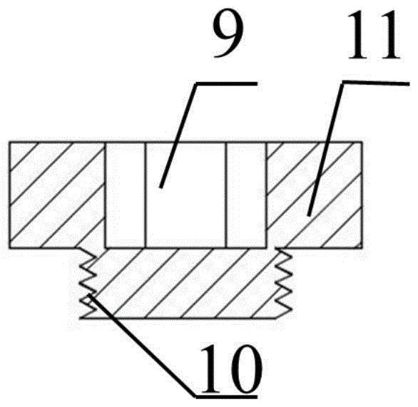 Fiber grating sensor insert for detection of plastic thick plate products and manufacturing method thereof