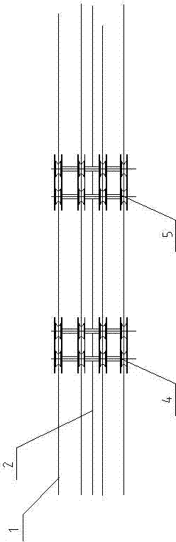 Self-lifting type cableway transporting device