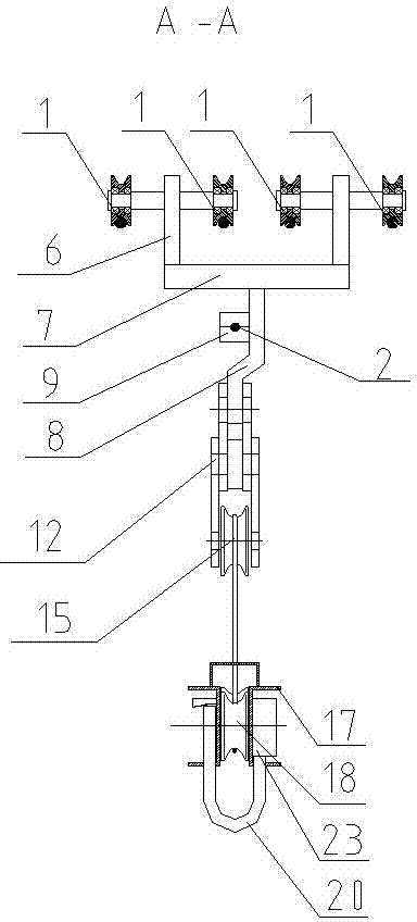 Self-lifting type cableway transporting device