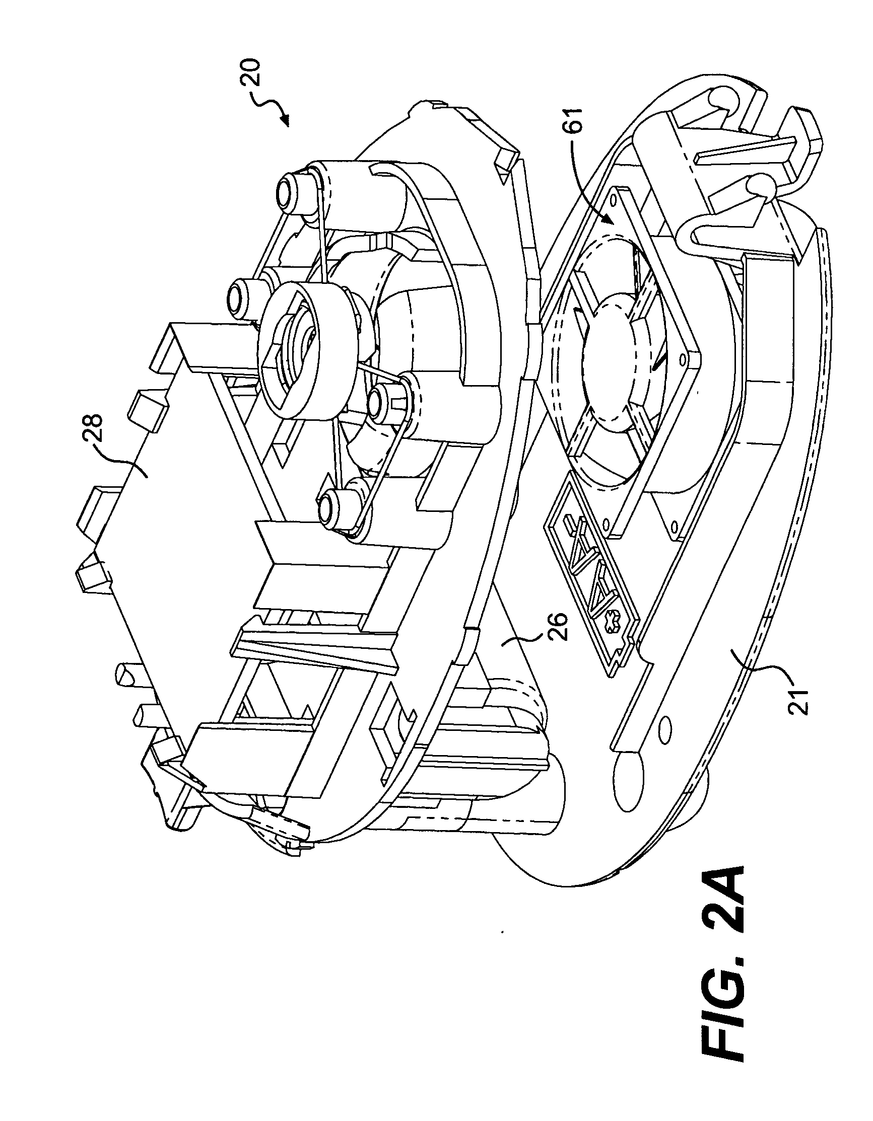 Liquid atomizing device with reduced settling of atomized liquid droplets