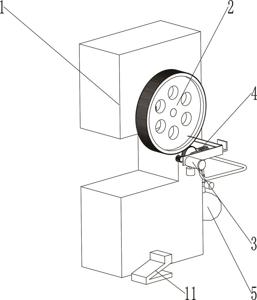 Punching machine with automatic energy storage device