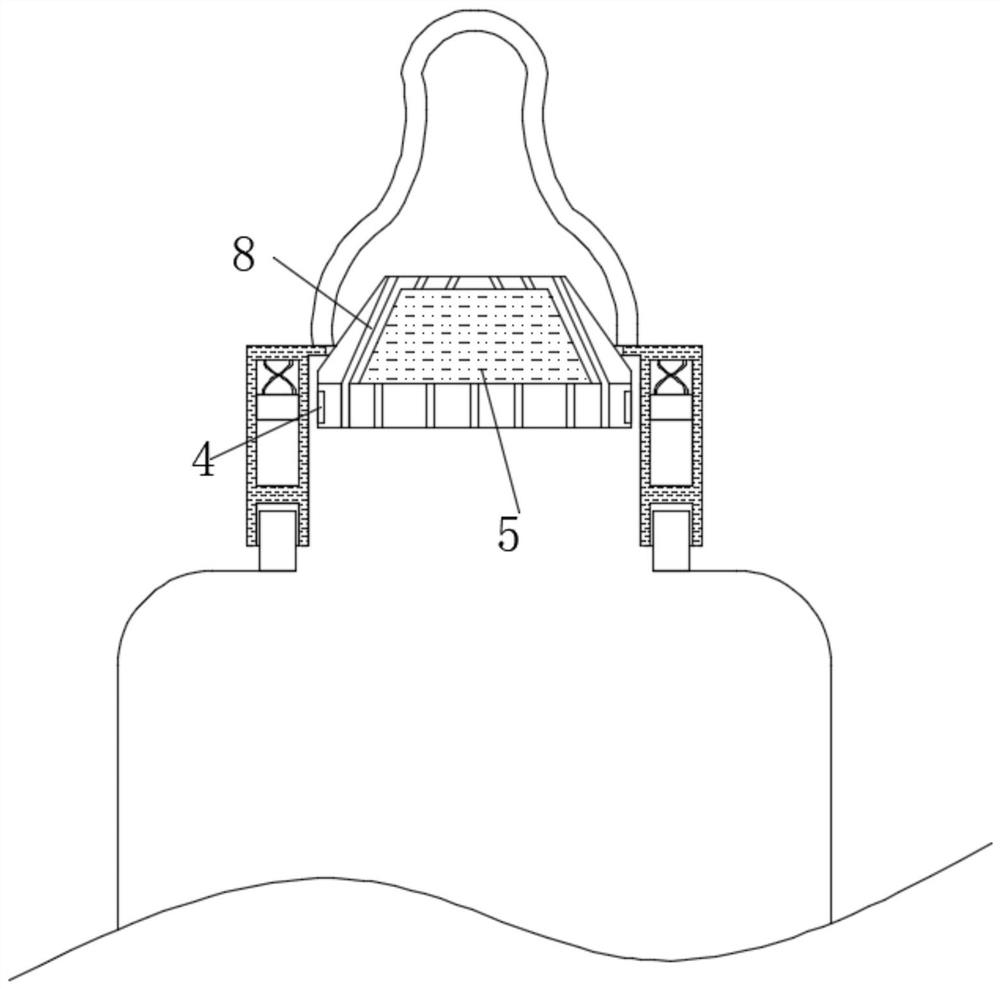 A feeding bottle with the function of preventing babies from scalding