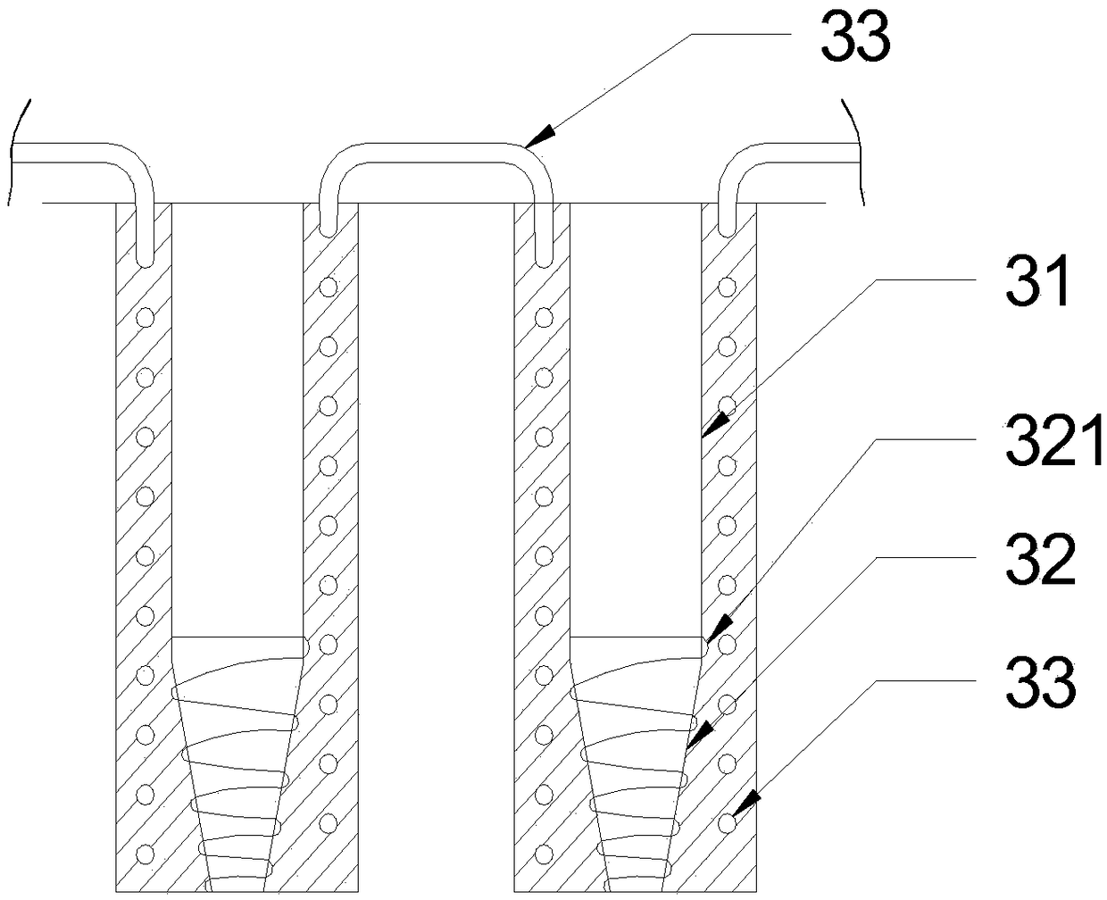 Sieve plate device preventing hole blocking in screening blind area