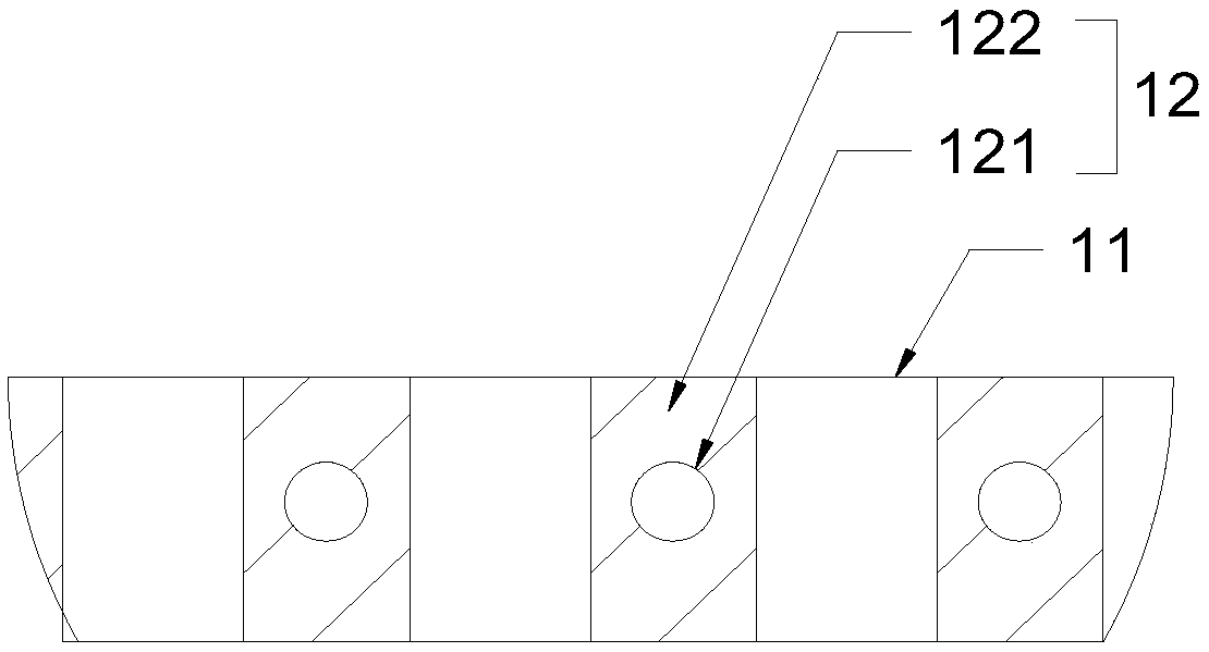 Sieve plate device preventing hole blocking in screening blind area