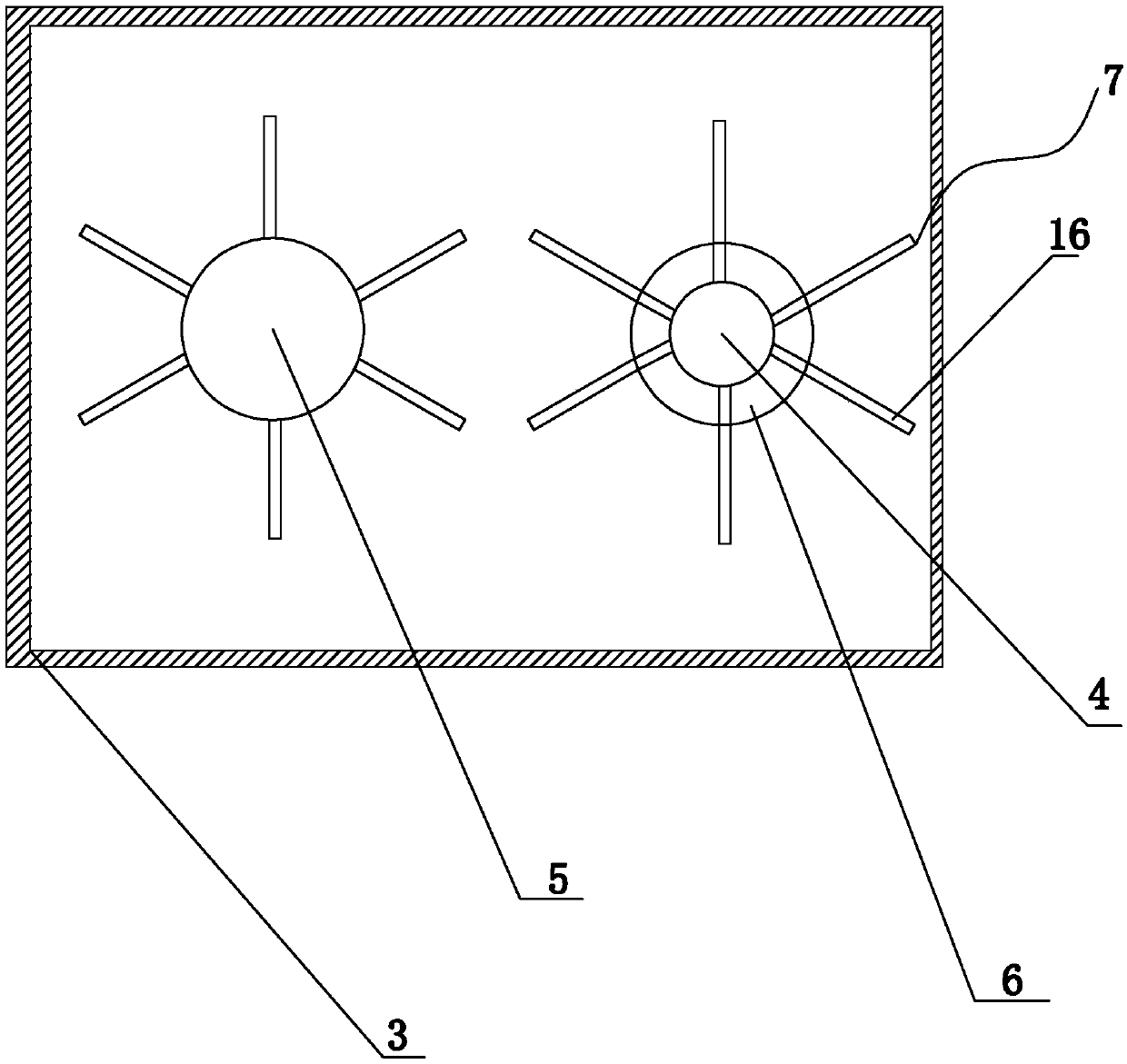 Raw material pulverizing device for activated carbon production