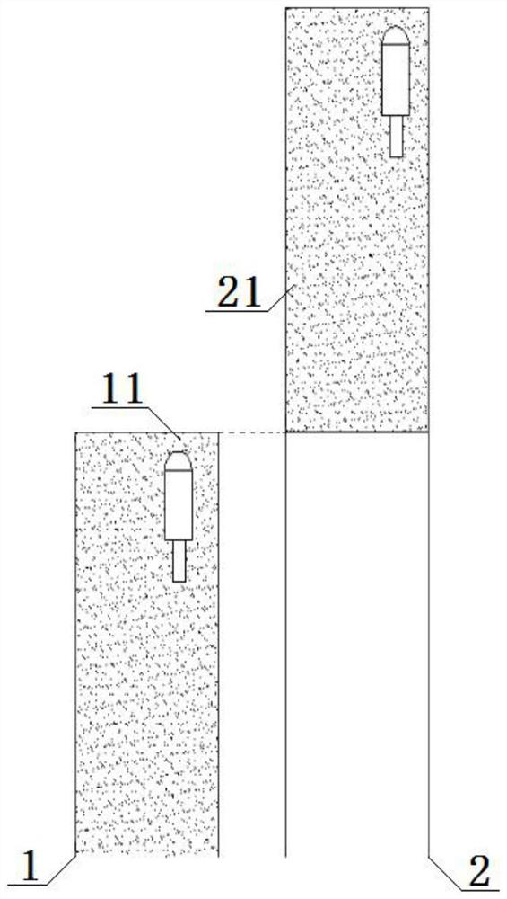 One-time blasting well forming method and double-underholing layered hole distribution method thereof