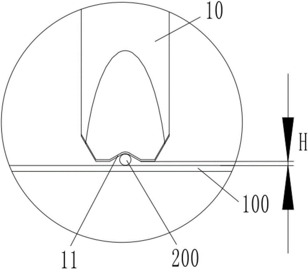 Self-guiding welding strip indenter, self-guiding welding strip righting mechanism, series welding head and series welding machine