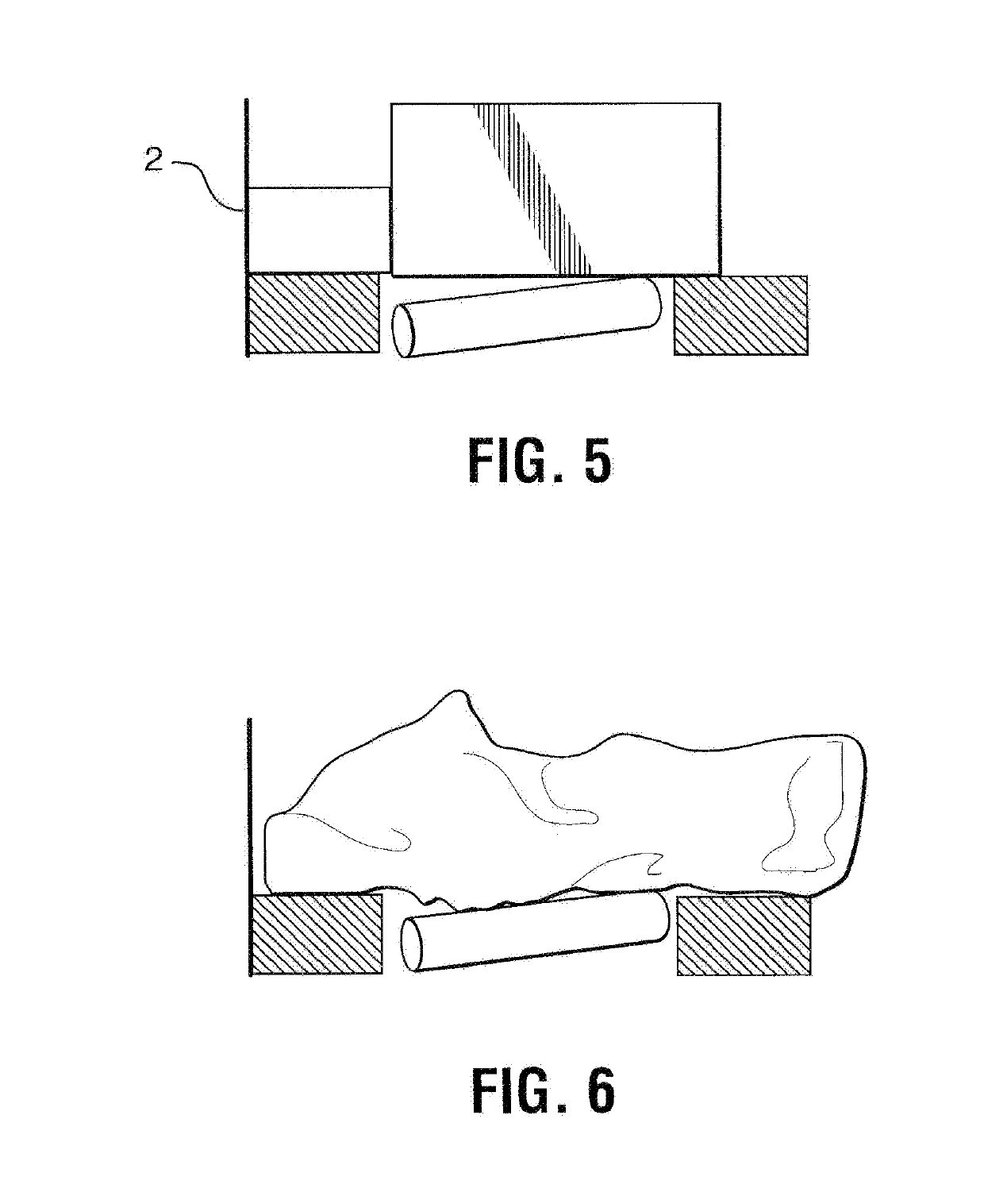 Singulator conveyor assembly for separating parcels