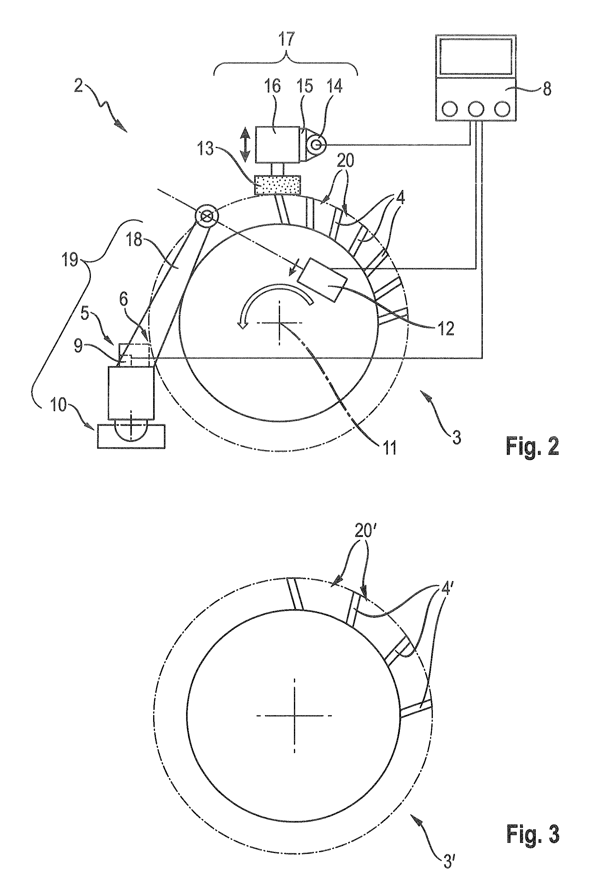 Agricultural harvesting machine with device for maintaining a comminution assembly