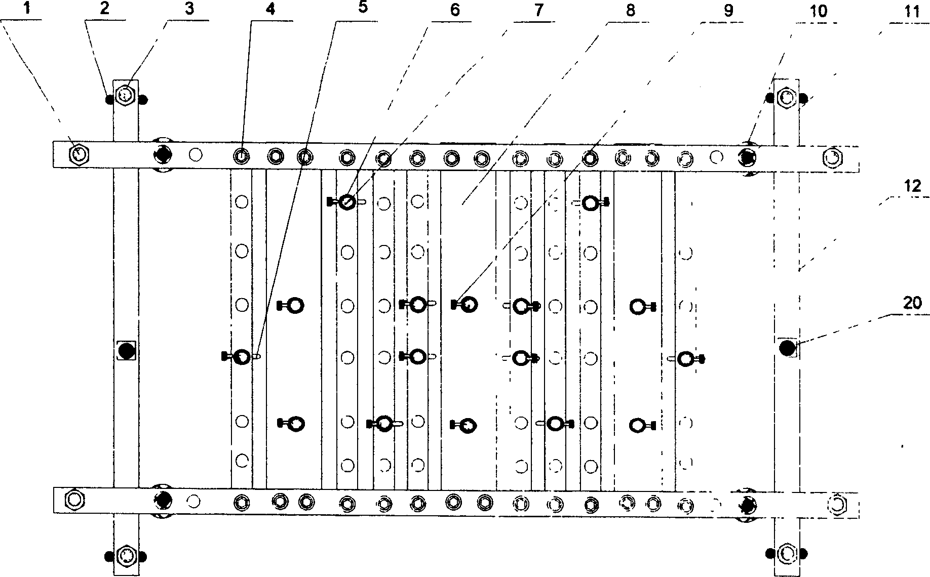 Flexible checking implement for large complicated carved punched thin-wall workpiece