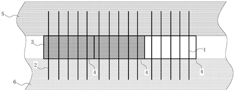 A method for filling false roofs without interstitial columns and maintaining the stability of downward single approach filling