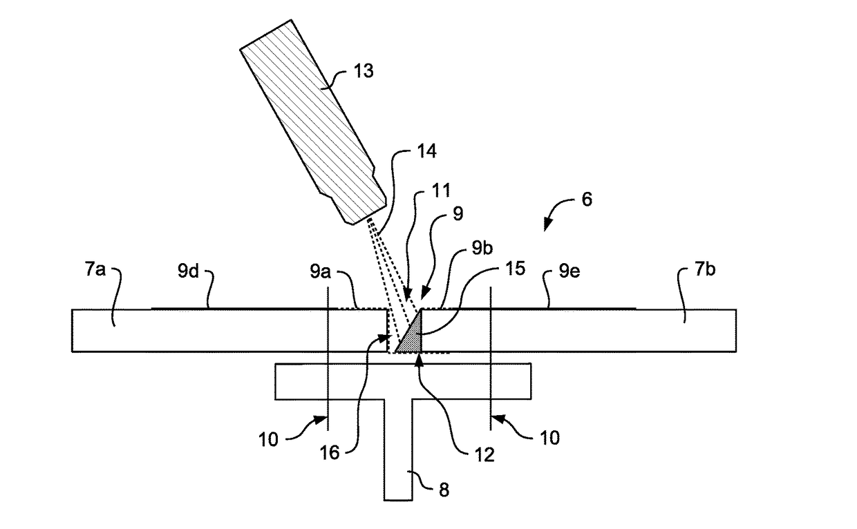 Rotary wing aircraft with a structural arrangement that comprises an electrically conductive connection